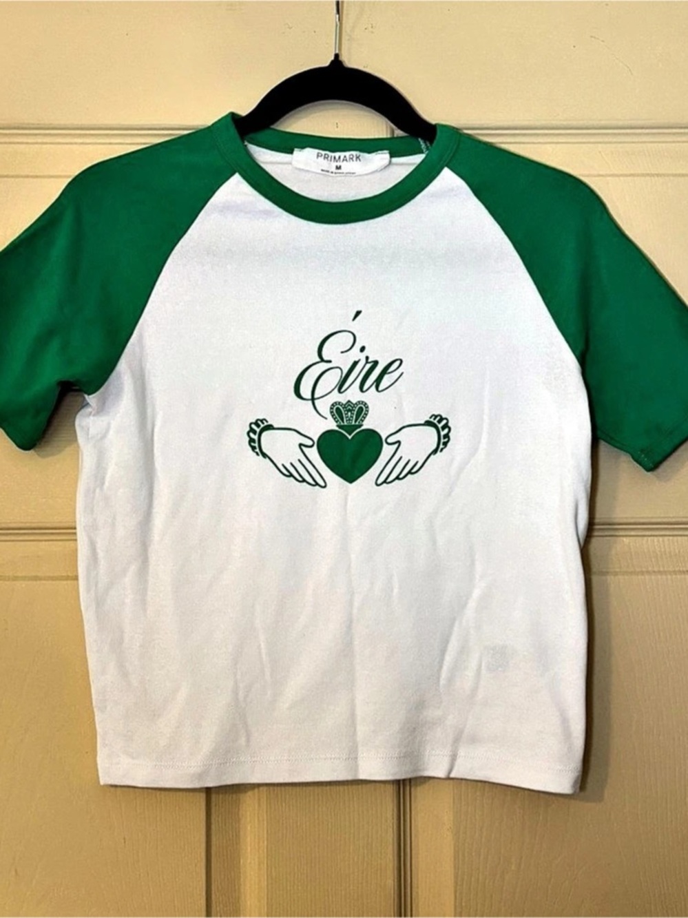 Primark Éire Claddagh Ringer T-Shirt Graphic Raglan Tee in White & Green Size: M